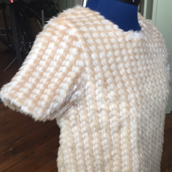 Tikie Tops - Faux fur crop top zipper back cream size Small